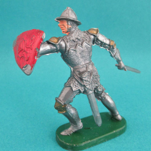 09. Chevalier en armure attaquant avec épée et bouclier en avant.